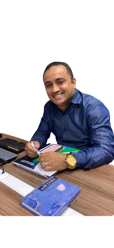 Corretor da ML Corretora sorrindo em seu escritório