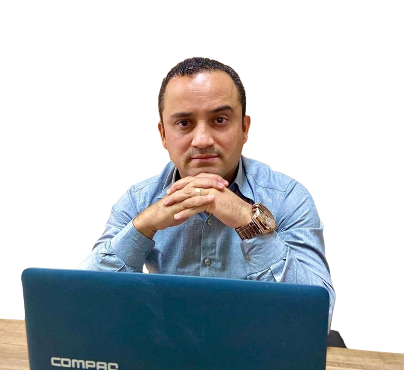 Corretor no escritório, à frente de seu notebook